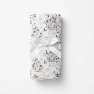 Couverture en mousseline de bambou | Lapin et feuillage doux avec fleurs prénom répétitif